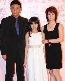 女明星举彩虹旗,女明星勇敢出柜，引领社会风尚